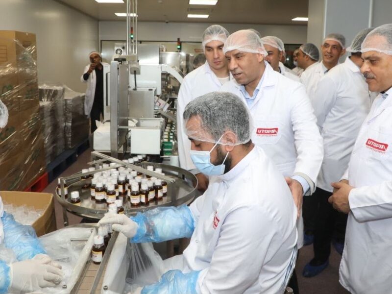 باستثمارات تتجاوز مليار جنيه.. وزير العمل يتابع الإنتاج بمصنع أدوية بالعاشر