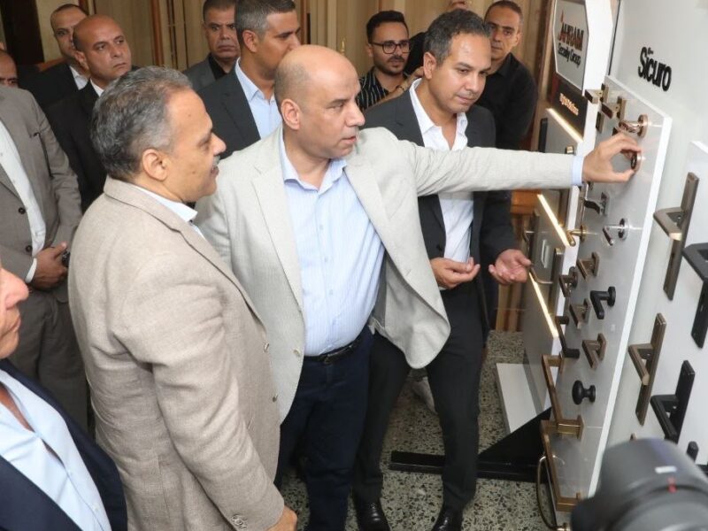 وزير العمل ومحافظ الشرقية يتفقدان «الأهرام لنظم الأمان» بالعاشر