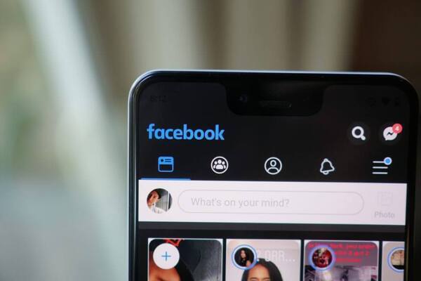 فيسبوك تختبر تقنية الوضع المظلم على الهواتف الذكية
