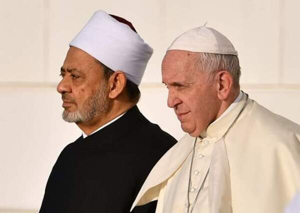 إشارة إلى علاقة الصداقة الحقيقية … الإمام الطيب والبابا فرنسيس يغردان سويا دعما للأخوة الإنسانية