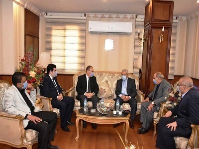 محافظ الشرقية ونائبه يُهنئان مدير الأمن الجديد بمكتبه بمديرية الأمن