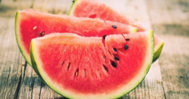 “الصحة”: البطيخ يرطب الجسم ويعزز المناعة فى مواجهة كورونا