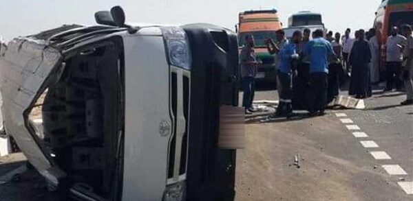 إصابة 13 شخصًا في حادث انقلاب سيارة ميكروباص بالطريق الأوسطي بالشرقية