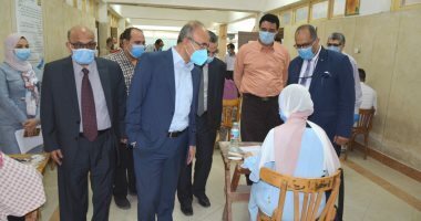 رئيس جامعة الزقازيق يواصل جولاته بالجامعة للإطمئنان على سير أعمال امتحانات العلوم والصيدلة