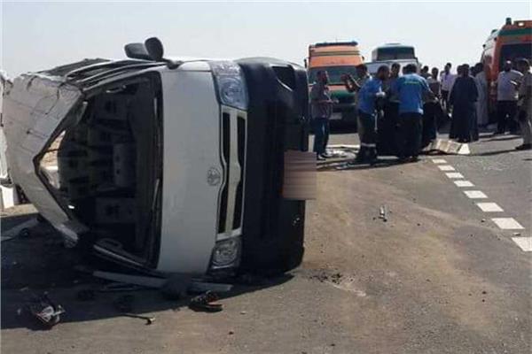 مصرع شخص وإصابة 10 إثر حادث انقلاب ميكروباص بطريق أبو حماد – العاشر من رمضان