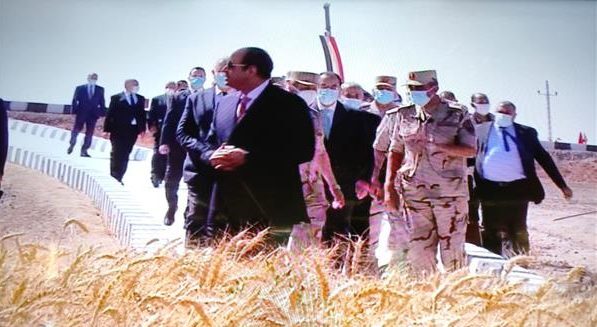 الرئيس السيسي يستمع لشرح مفصل عن مزرعة الفرافرة