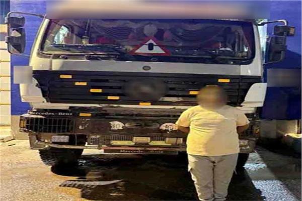 ضبط سائق قاد سيارة نقل بدون لوحات وتراخيص محملة بالرمال أعلى كوبرى بلبيس