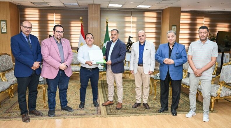 محافظ الشرقية يُكرم مديري المستشفيات المتميزة لإجراء 437 عملية جراحية