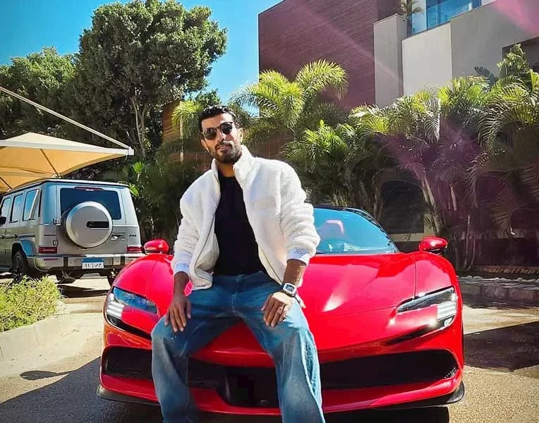 المخرج محمد سامي يستعرض سيارته فيراري SF90 سبايدر