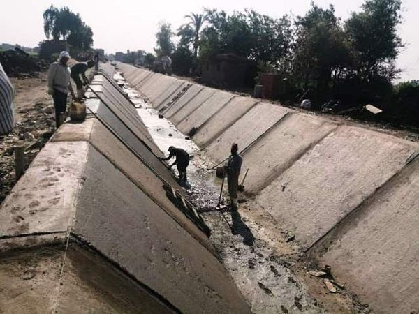محافظ الشرقية يُتابع أعمال التأهيل والتبطين الجارية بترعة الجزيرة السفلى وفروعها بمركز الإبراهيمية