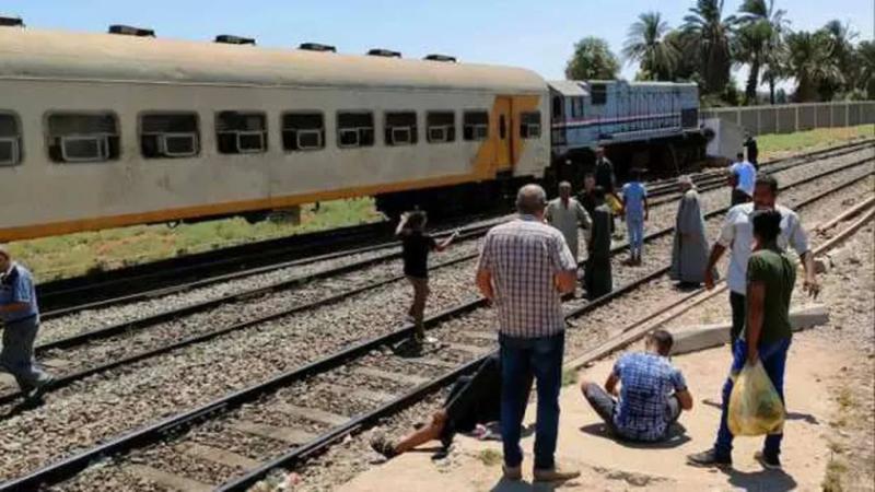 إصابة شخص ببتر ساقه بعد سقوطه من عربة قطار بمنيا القمح