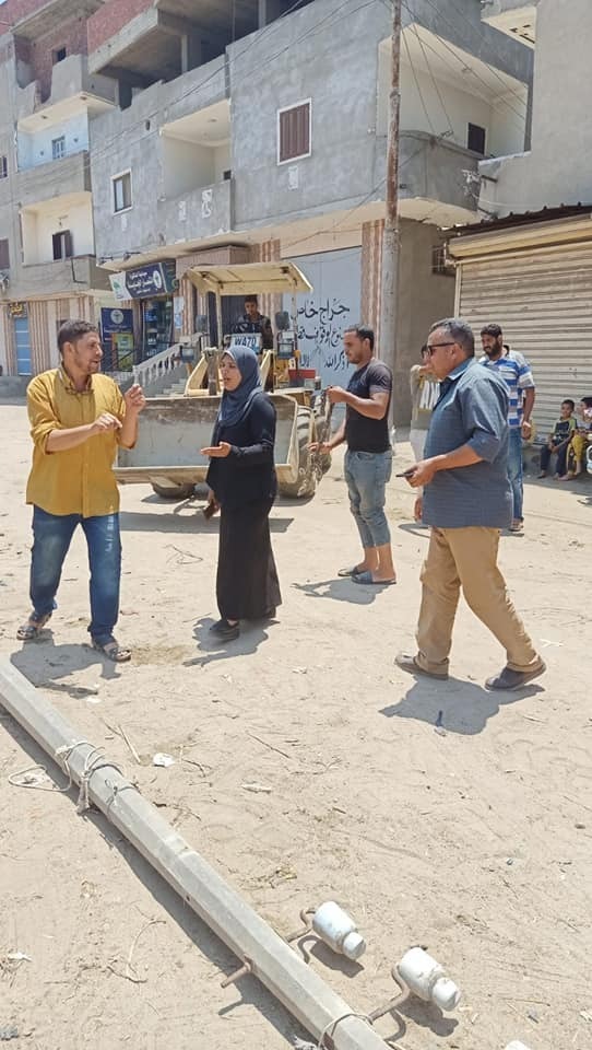 الوحدة المحلية بغيتة مركز بلبيس: استكمال اعمال نقل الاعمده بقرية غيته شارع ترعة الجبل والاشراف علي تركيب خط مياه قطر ٦ بوصه بطول ١٨٠ متر
