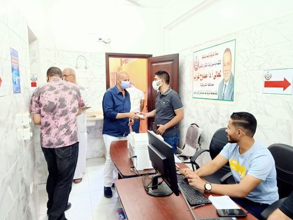 وكيل وزارة الصحة بالشرقية يقدم الحلوي لفرق تطعيم المواطنين بلقاح كورونا بمكتب صحة ثان الزقازيق إحتفالا بالعيد
