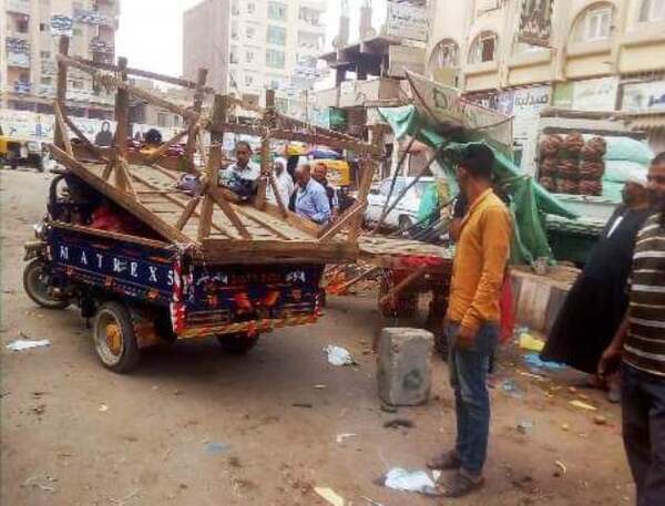 حملات بالزقازيق وفاقوس لرفع الإشغالات وإزالة ملصقات الدعاية الانتخابية