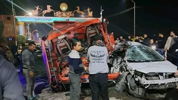 إصابة 6 أشخاص في حادث تصادم بين سيارتين أمام مفارق العزازي في مدينة القرين
