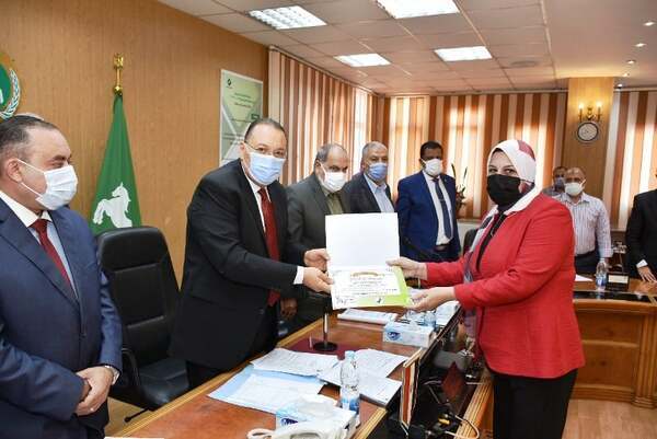 محافظ الشرقية يُكرم مديرة مكتبة مصر العامة بالزقازيق لتميز التقرير السنوي لمكتبتي مصر العامة بالزقازيق وفاقوس بين مكتبات المنظومة العشرين