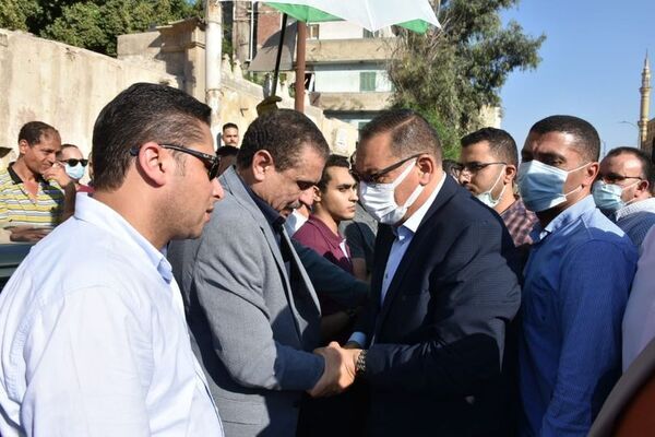 محافظ الشرقية يؤدي واجب العزاء والمواساه في وفاة كريمة النائب مجدي عاشور عضو مجلس النواب بمدينة الزقازيق