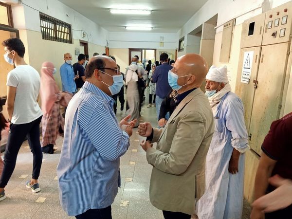 وكيل وزارة الصحة بالشرقية يتابع سير العمل منذ الصباح الباكر بمركز تطعيم المواطنين بلقاح كورونا واستخراج الشهادات المعتمدة بديوان المديرية