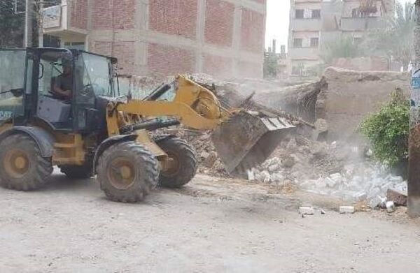 رئاسة مدينة القرين : إزالة لسور بالدبش الأبيض على مساحه 37 متر بعزبة موسي شكر