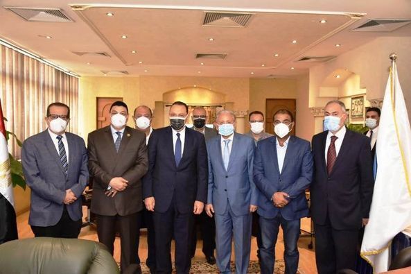 محافظ الشرقية يتفقد إحدى الشركات العاملة في مجال الصناعات الدوائية بالعاشر من رمضان