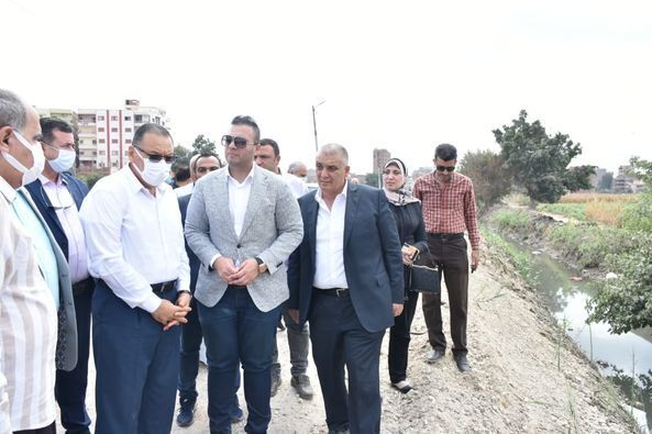 محافظ الشرقية يتفقد ترعة عزبة الزناتي ومركز شباب التلين بمنيا القمح