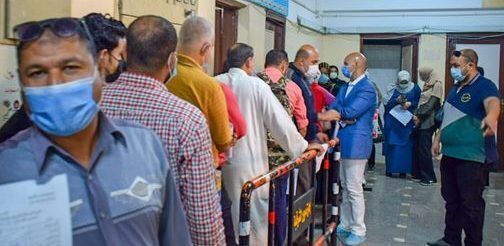 وكيل وزارة الصحة بالشرقية يتابع مركز التطعيم بالمديرية ويوجه بسرعة تسجيل وتطعيم جميع المواطنين بلقاح كورونا
