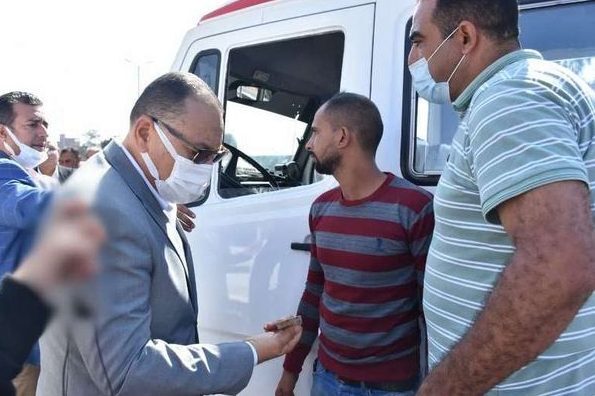 محافظ الشرقية يضبط سيارتين تسيران عكس الاتجاه بطريق أبو حماد / الزقازيق