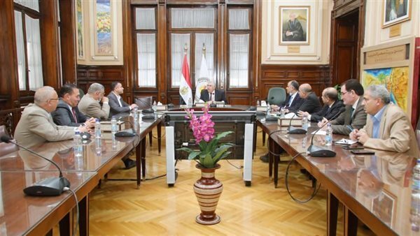 وزير الزراعة يؤكد مساعي الحكومة للنهوض بصناعة العسل وإزالة العقبات التي تواجهها