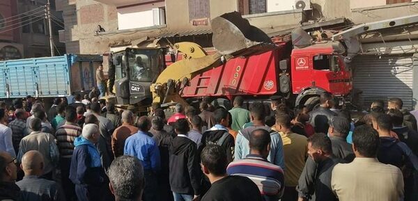 التحقيق فى واقعة اقتحام سيارة نقل لمخبزبمنطقة السوق وسط مدينة ديرب نجم