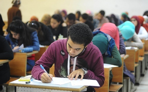 ضبط المتهم بتسريب امتحانات الثانوية العامة عبر جروبات «واتس آب»