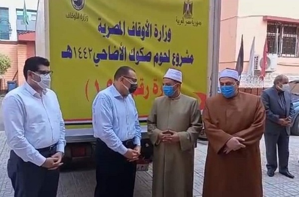 محافظ الشرقية ووكيل الاوقاف يوزعون 4 أطنان من لحوم الصكوك.