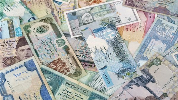 سعر صرف العملات العربية والأجنبية صباح اليوم