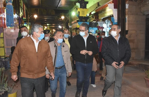 وزيرا السياحة والطيران في جولة تفقدية بالسوق السياحي بالأقصر