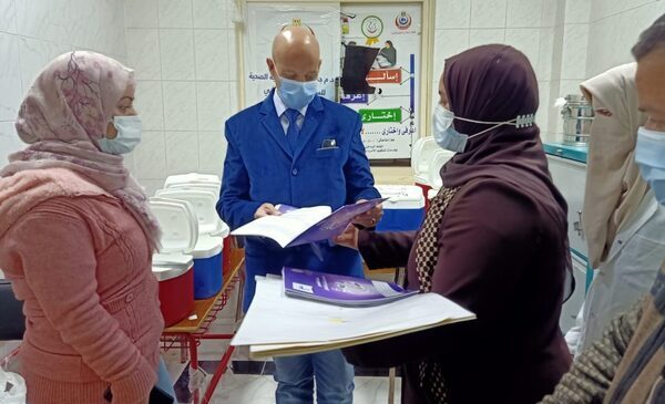 مديرالصحة يكافيء الفريق الطبي بمنشأة أبوعمر لجهوده في الإستعداد الجيد لحملة شلل الأطفال