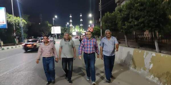محافظ الشرقية يُفاجئ شوارع مدينة الزقازيق ويلتقى المواطنين