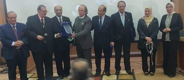 قسم الجراحة بطب المنصورة: يكرم “ا.د علاء خليل ” استاذ جراحة الاورام بطب الزقازيق…. 