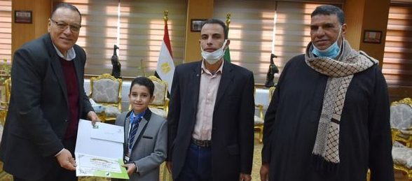 محافظ الشرقية يُكرم الطفل المعجزة ابن أبو حماد