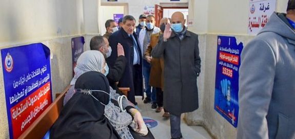 وكيل وزارة الصحة يتفقد تطعيم المواطنين بالجرعة الثالثة التنشيطية من لقاح كورونا بمركز ههيا 
