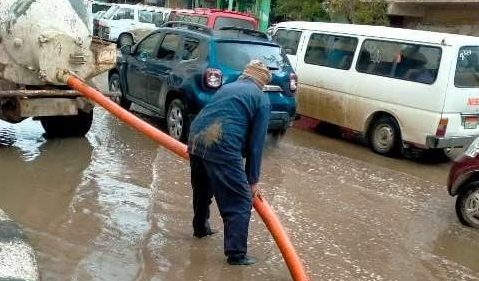 إنتشار معدات وسيارات كسح وشفط المياه لإزالة مياه الأمطار وآثارها بجميع شوارع الشرقية