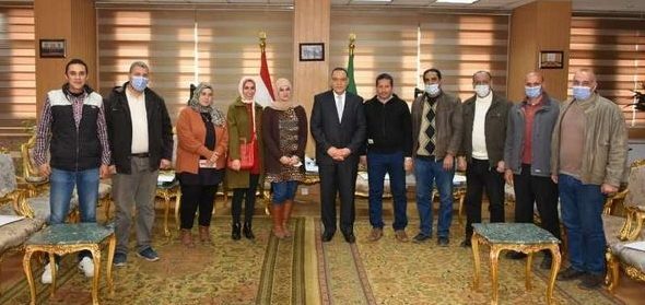 محافظ الشرقية يلتقي العاملين بمركز معلومات شبكات المرافق بالديوان العام