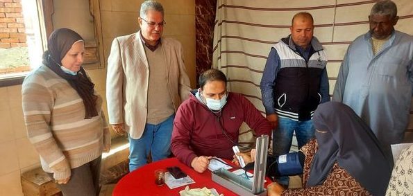 قطاع خدمة المجتمع وتنمية البيئة بجامعة الزقازيق يوجه قافلة طبية لقرية منشأة الطحاوى
