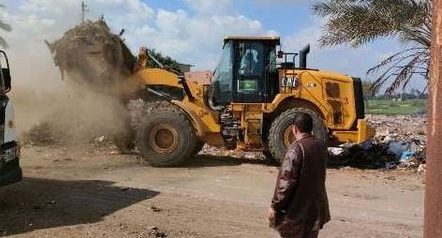 حملات يومية لرفع تراكمات القمامة من الشوارع والطرق العامة بمراكز ومدن الشرقية