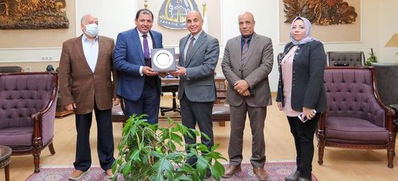 رئيس جامعة الزقازيق يستقبل مستشار رئيس الجهاز المركزى للتنظيم والإدارة