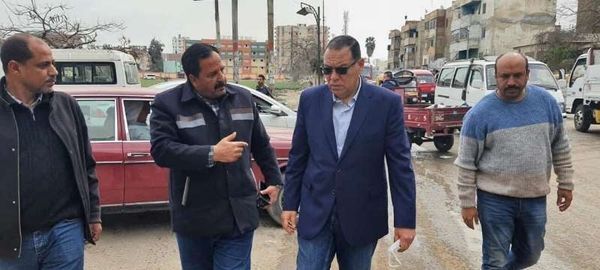 محافظ الشرقية يأمر بإزالة مبنى مخالف وعامود تليفونات متهالك بقرية العزازي