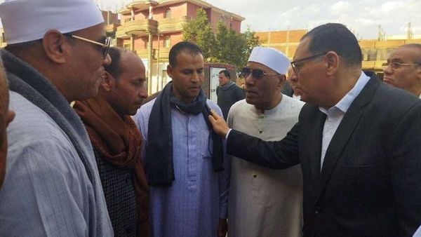 محافظ الشرقية يؤدى واجب العزاء والمواساة لأسر ضحايا قرية طاروط بمركز الزقازيق