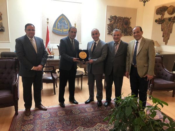 رئيس جامعة الزقازيق يبحث آليات تعزيز بروتوكولات التعاون مع المراكز البحثية المختلفة