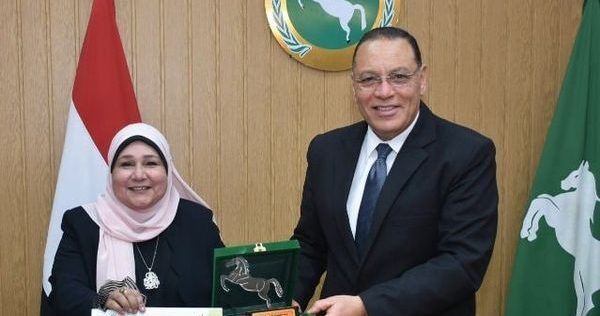 محافظ الشرقية يُكرم رئيسة مركز ومدينة ههيا لبلوغها السن القانوني للمعاش