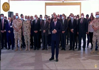 الرئيس السيسي يتوسط صورة تذكارية مع القائمين على موسم حصاد القمح بتوشكى