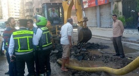 محافظ الشرقية يُتابع أعمال إصلاح كسر ماسورة مياه الشرب بشارع سعد زغلول بمدينة الزقازيق