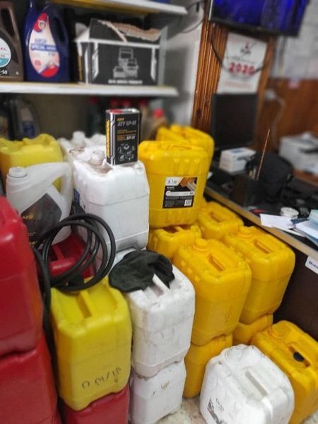 ضبط زيوت ومواد غذائية مجهولة المصدر خلال حملات على الأنشطة التجارية بمدينة العاشر من رمضان